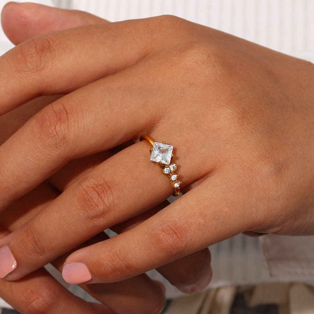 Alaia Glitzernder Ring in Gold