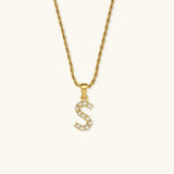 Maeve Diamant-Initialenhalskette in Gold