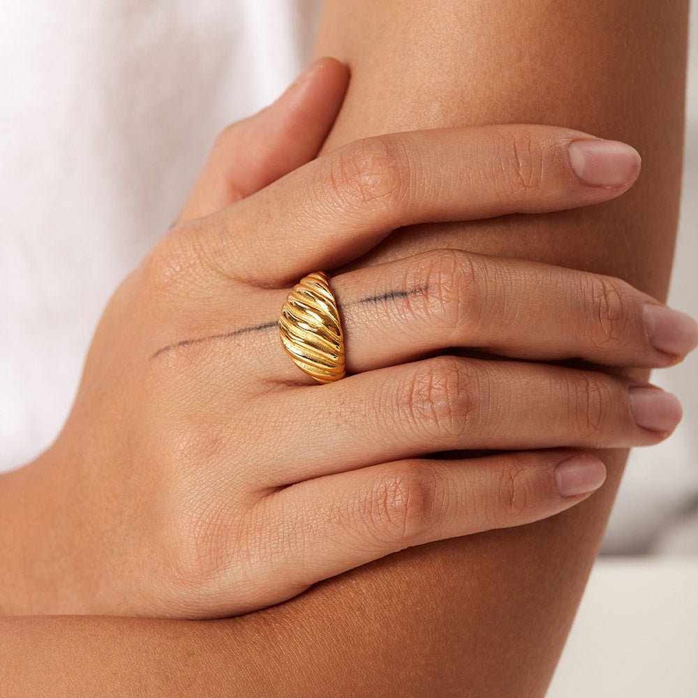 Mia Croissant-Ring in Gold
