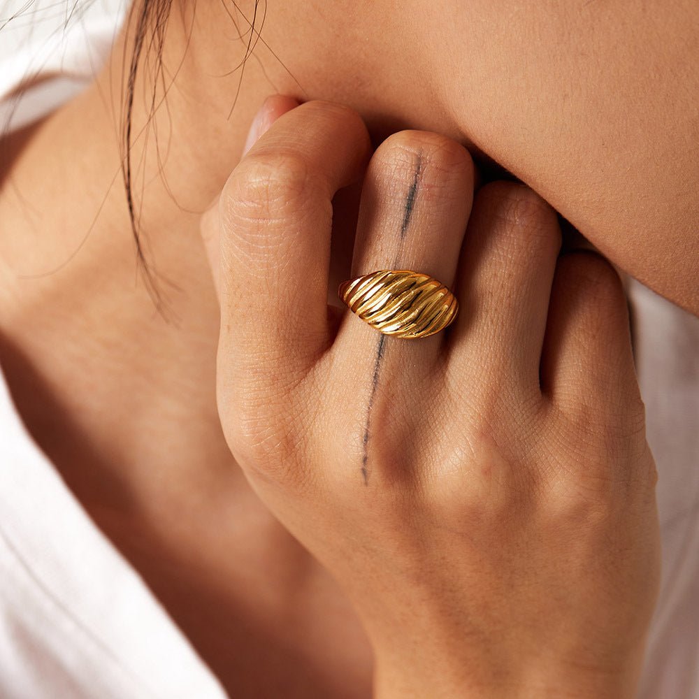 Mia Croissant-Ring in Gold