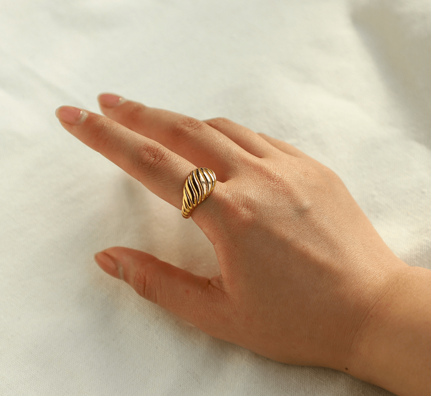 Mia Croissant-Ring in Gold