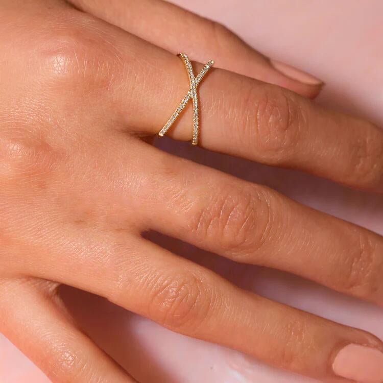 Nia Kreuzring in Gold
