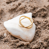 Nia Kreuzring in Gold