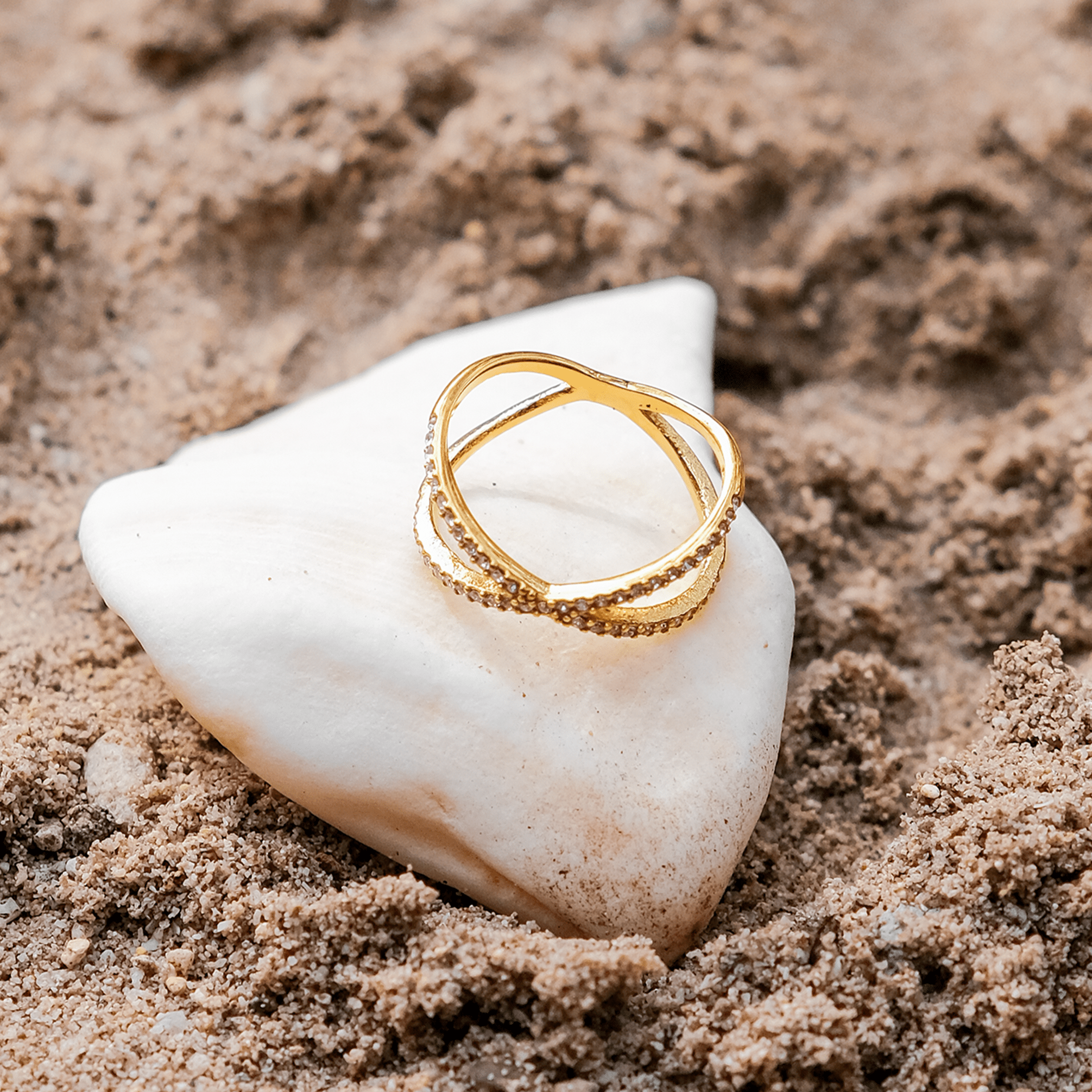 Nia Kreuzring in Gold