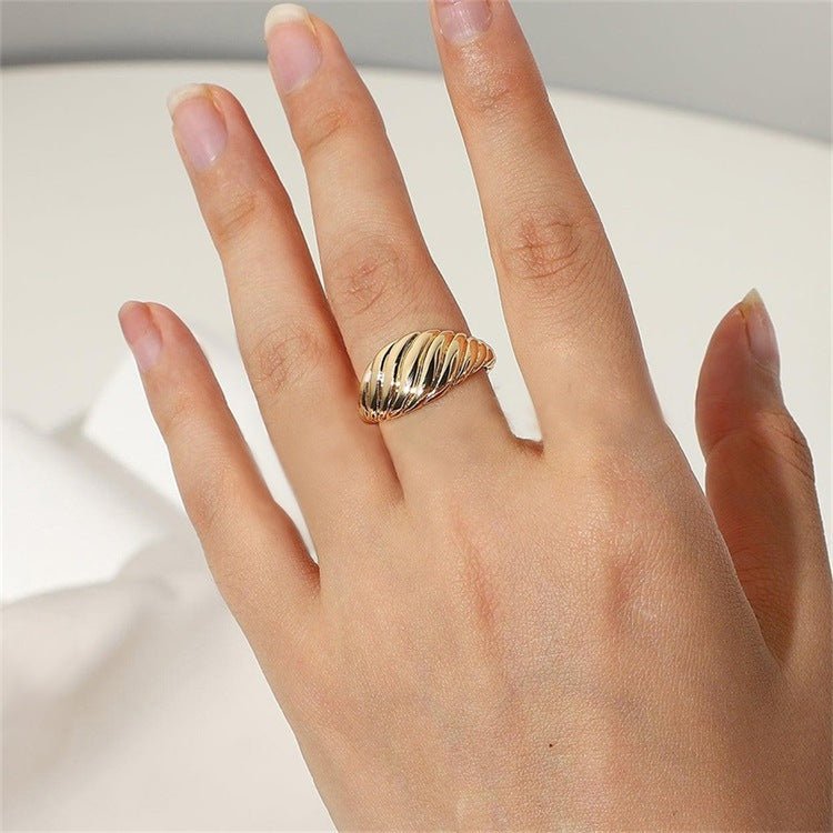 Ylenna Auffälliger Croissant-Ring