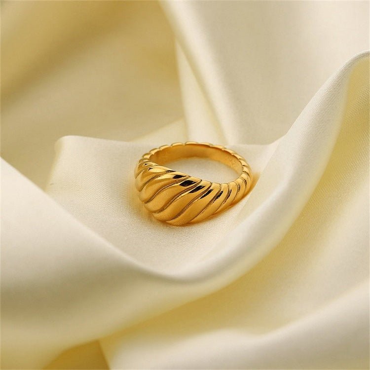 Ylenna Auffälliger Croissant-Ring
